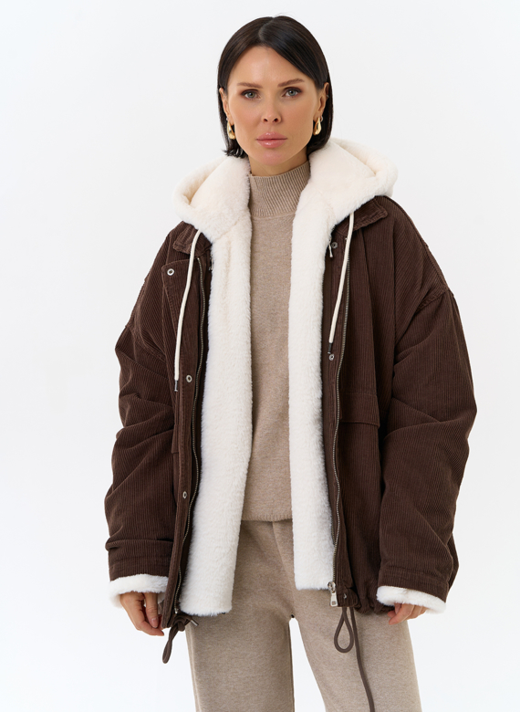 Женская утепленная куртка с отделкой из эко меха