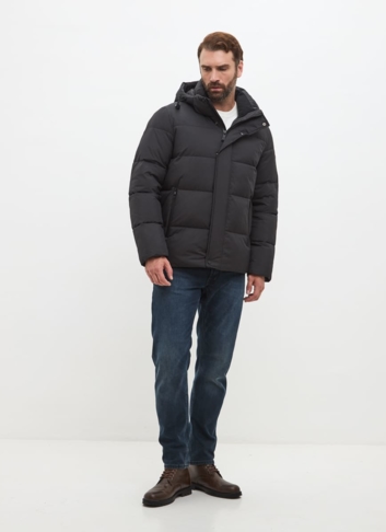 Мужской пуховик черного цвета 