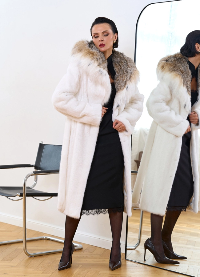 Шуба из белой  норки с капюшоном из рыси модель № 31381 универмаг малина фото