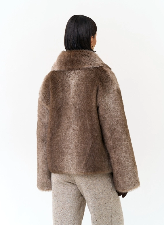 Женская куртка из эко меха фото
