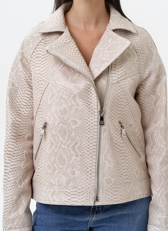 Светлая куртка из натуральной кожи с принтом змея