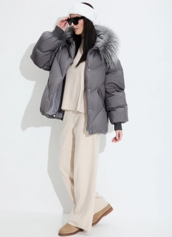 Женский пуховик с мехом енота на капюшоне фото