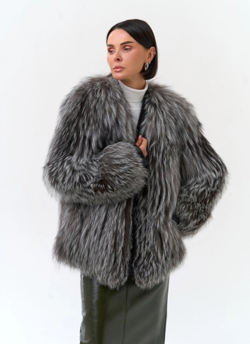 Женская шуба из меха чернобурой лисы