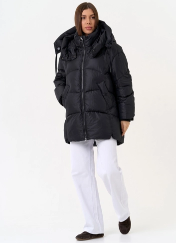 Женский пуховик черного цвета с капюшоном