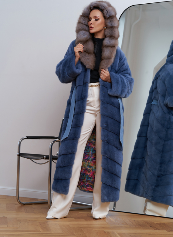 Длинная норковая шуба с капюшоном из меха куницы