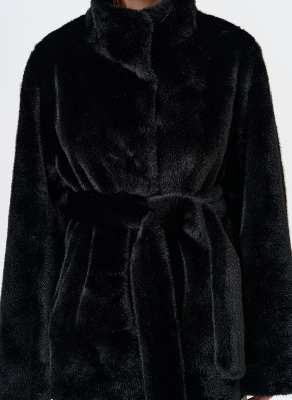 Женская шуба из эко меха в черном цвете