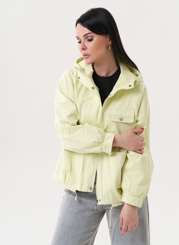 Светлая ветровка с капюшоном